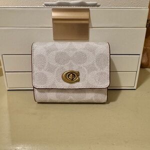 SOLD ‼️Coach Tri fold Turnlock Wallet